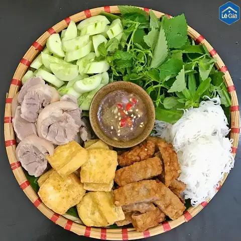 Rửa Rau Dưới Vòi Nước Chảy Mạnh