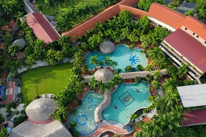 Thời Tiết Miền Bắc Vẫn Còn Khá Lạnh Nên Việc Tìm Kiếm Resort Có Bể Bơi Nước Nóng Là Tiêu Chí Cần Thiết Nếu Muốn Chọn Một Điểm Nghỉ Dưỡng Cho Gia Đình.