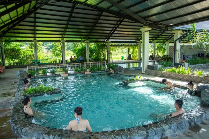 Thời Tiết Miền Bắc Vẫn Còn Khá Lạnh Nên Việc Tìm Kiếm Resort Có Bể Bơi Nước Nóng Là Tiêu Chí Cần Thiết Nếu Muốn Chọn Một Điểm Nghỉ Dưỡng Cho Gia Đình.