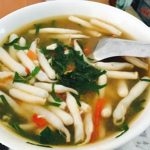 Canh Sá Sùng Tươi Nấu Lá Lốt