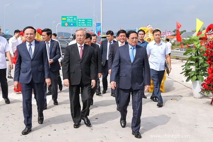 (chinhphu.vn) - Sáng 1/9, Tại Quảng Ninh, Thủ Tướng Chính Phủ Phạm Minh Chính Dự Lễ Khánh Thành Tuyến Đường Cao Tốc Vân Đồn–móng Cái, Đoạn Cuối Cùng Trong Tuyến Đường Cao Tốc Dài Nhất Việt Nam Gần 600km Từ Lào Cai Tới Quảng Ninh, Khẳng Định Bài Học “nguồn Lực Bắt Nguồn Từ Tư Duy, Động Lực Bắt Nguồn Từ Sự Đổi Mới, Sức Mạnh Bắt Nguồn Từ Lòng Dân”.