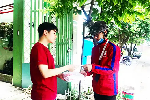 Một Shipper Giao Đồ Ăn Tại Nhà Cho Khách.