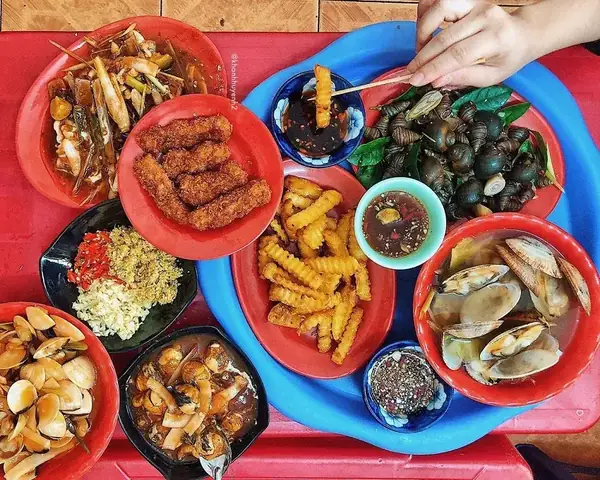 Không Gian Thoáng Đãng, Phục Vụ Tận Tình