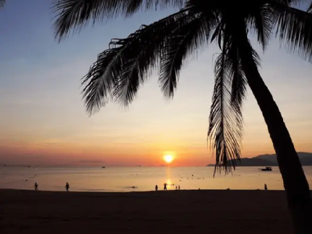 Khung Cảnh Bình Minh Trên Biển Nha Trang Đẹp Xao Xuyến Lòng Người