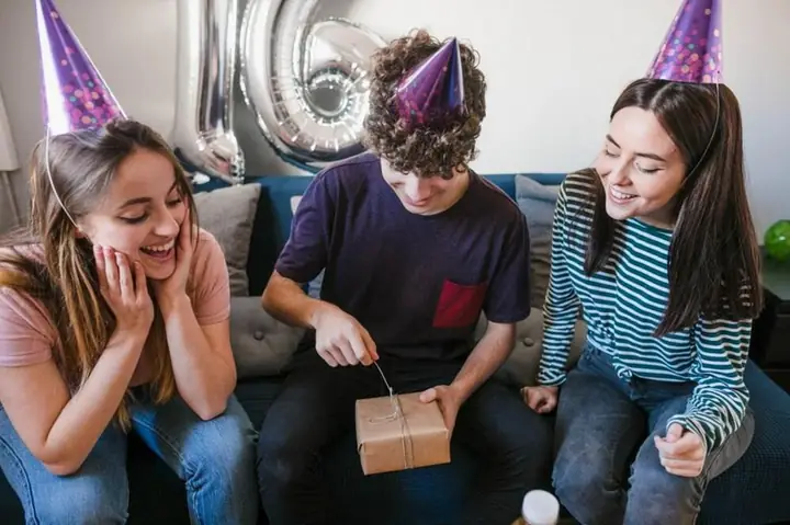 Top 15 Quà Tặng Sinh Nhật Bạn Thân Nam Độc Đáo Và Thiết Thực