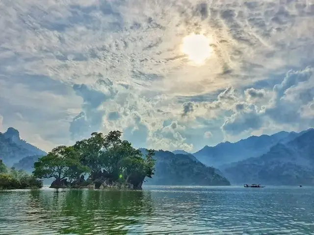 Hồ Ba Bể (bắc Kạn) Hồ Ba Bể (bắc Kạn)