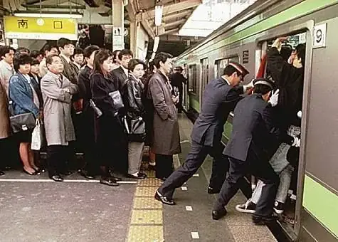 Giải Pháp Toàn Diện: Đối Phó Với Tình Trạng Tắc Đường Giờ Cao Điểm Khi Du Lịch Quốc Tế Và Các Cuộc Hẹn Visa