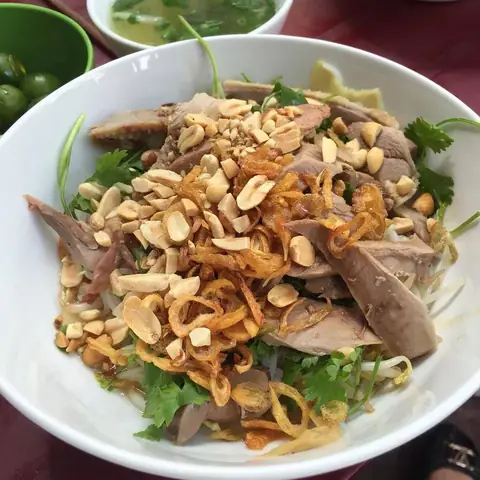 Phở Gà Trộn: Sự Biến Tấu Độc Đáo Từ Món Phở Truyền Thống