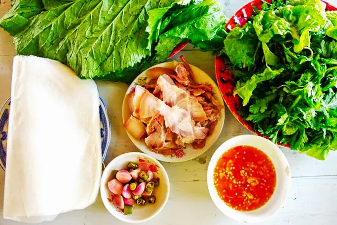 Thịt Heo Ngâm Mắm Cuốn Bánh Tráng: Món Ăn Dân Dã Đậm Đà Hương Vị Miền Tây