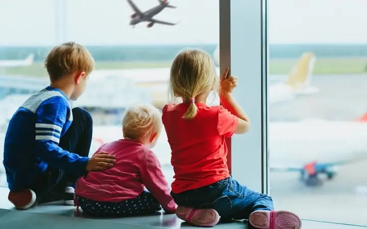 Trường Hợp Trẻ Em Đi Du Lịch Nước Ngoài Không Cùng Bố Mẹ