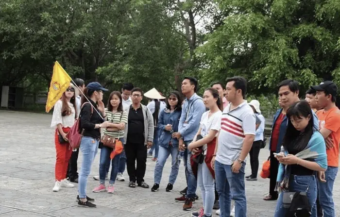 Tiền Tip Cho Hướng Dẫn Viên Du Lịch Trong Nước Bao Nhiêu Là Hợp Lý?