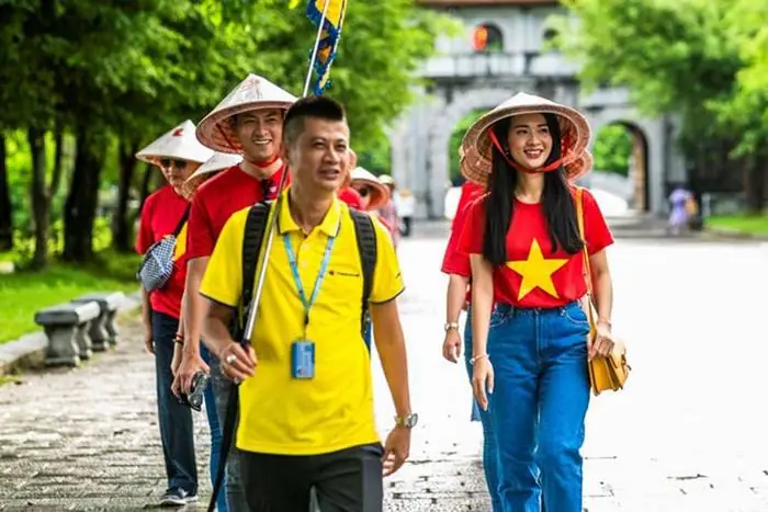 Tiền Tip Cho Hướng Dẫn Viên Du Lịch Trong Nước Bao Nhiêu Là Hợp Lý?