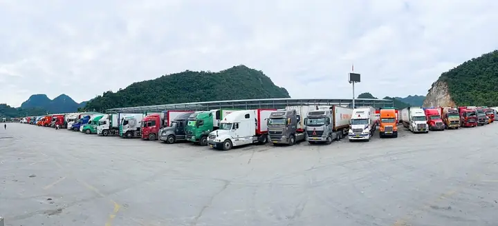 Lượng Xe Hàng Tại Bến Bãi Chờ Làm Thủ Tục Thông Quan Không Có Dấu Hiệu Đột Biến.