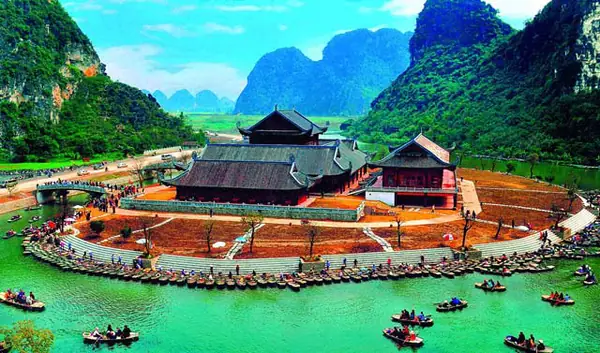 Chiều: Quý Khách Thămquần Thể Danh Thắng Tràng An–di Sản Được Unesco Công Nhận Là Di Sản Văn Hóa Và Thiên Nhiên Thế Giới, Giúp Cho Việt Nam Lần Dầu Lọt Vào Danh Sách 30 Di Sản Hỗn Hợp Thế Giới. Lên Thuyền Xuôi Dòng Sào Khê Uốn Lượn Giữa Cánh Đồng Lúa , Nơi Những Dải Đá Vôi, Thung Lũng Và Những Sông Ngòi Đan Xen Tạo Nên Một Không Gian Huyền Ảo, Kỳ Bí , Quý Khách Đi Đò Thăm Quanlàng Thổ Dânđược Phục Dựng Trong Phim “đảo Đầu Lâu”kong: Skull Island.