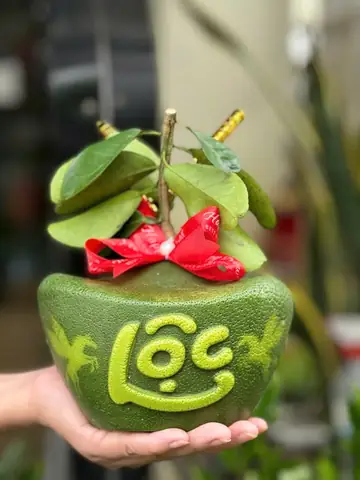 Siêu Thị Bất Ngờ Tung Dừa In Hình "tài Lộc" Bán Ngày Rằm Để Thử Mùa Tết Trong Khi Các Mối Chuyên Trái Cây Độc Lạ Lại Dè Dặt.