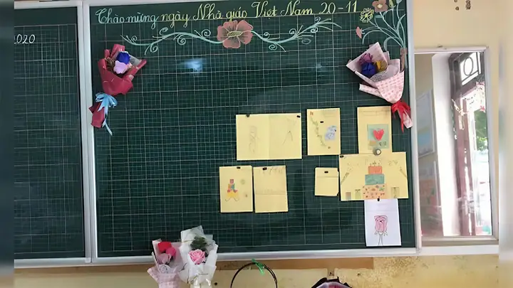 Mẫu Trang Trí Bảng 20/11 Theo Chủ Đề Hoa Và Thư Pháp