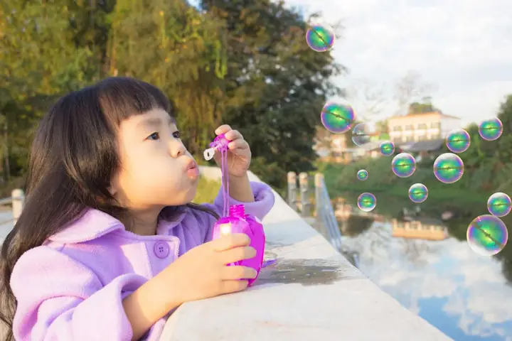 9trò Chơi Thổi Bong Bóng Xà Phòng Tại Nhà Cho Bé Gái Yêu Thích