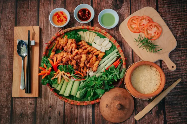 Ăn Gì Ở Đà Lạt Ngon Vào Buổi Trưa? Cơm Niêu