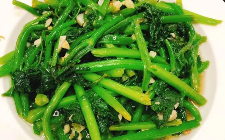 Cơm, Tôm Rang, Ngọn Bí Xào Và Canh Rau Ngót Cơm, Tôm Rang, Ngọn Bí Xào Và Canh Rau Ngót