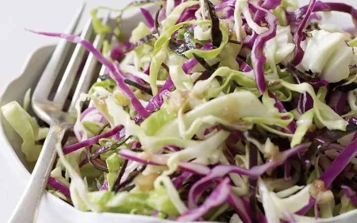 Cơm, Salad Bắp Cải, Trứng Rán, Canh Rau Cải Cơm, Salad Bắp Cải, Trứng Rán, Canh Rau Cải