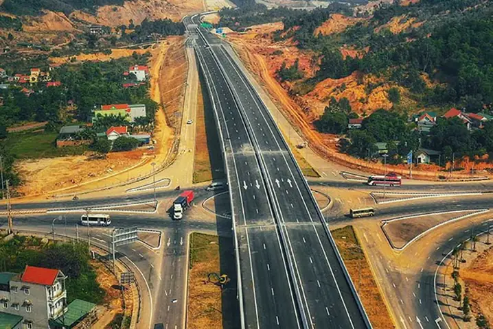 (baohatinh.vn) - Cao Tốc Diễn Châu - Nghi Sơn, Diễn Châu – Bãi Vọt Sẽ Được Thông Xe Dịp Quốc Khánh 2/9. Với 2 Tuyến Cao Tốc Mới Này, Thời Gian Di Chuyển Từ Hà Nội Đến Hà Tĩnh Chỉ Còn Khoảng 4,5 Tiếng Đồng Hồ.