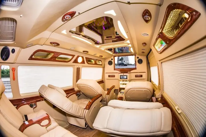 Di Chuyển Bằng Xe Limousine
