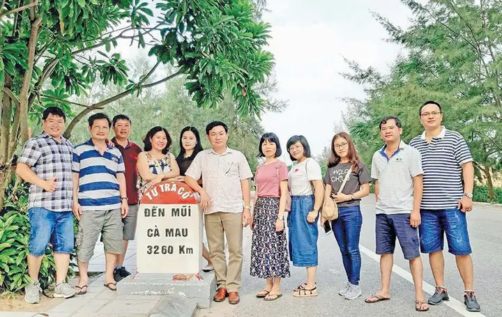Cán Bộ, Viên Chức Báo Gia Lai Chụp Ảnh Lưu Niệm Tại Km 0 Tràng Vĩ (phường Trà Cổ, Tp. Móng Cái, Tỉnh Quảng Ninh). Ảnh: L.v.n
