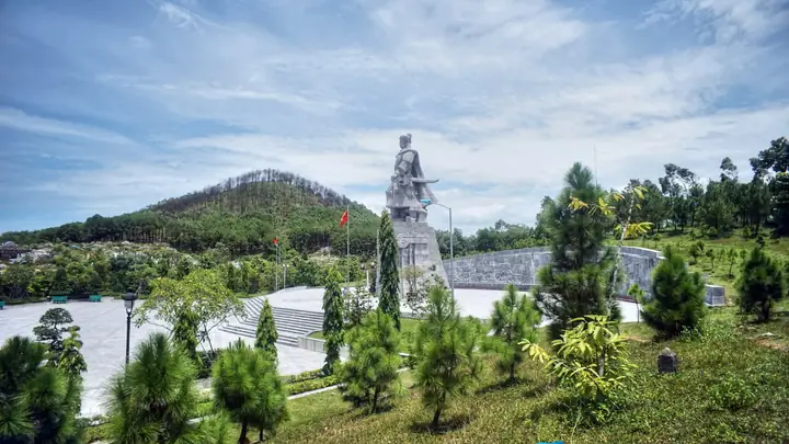 Tượng Đài Quang Trung Núi Bân Huế