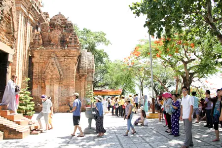 Du Khách Tham Quan Khu Di Tích Tháp Bà Ponagar