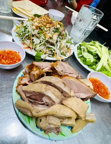 Địa Chỉ Ăn Ngon Cho Khách Du Lịch Ở Nha Trang: Vịt Quay Long Tứ
