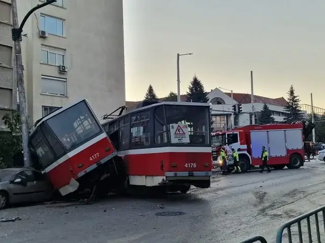 Xe Bus Đi Qua Đê La Thành: Hướng Dẫn Chi Tiết, Lộ Trình, Lưu Ý Quan Trọng Xe Bus Đi Qua Đê La Thành: Hướng Dẫn Chi Tiết, Lộ Trình, Lưu Ý Quan Trọng