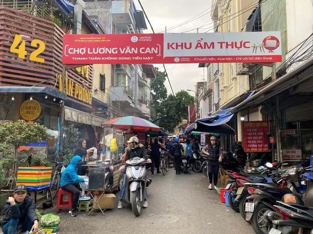 Không Khí Tấp Nập Tại Chợ Lương Văn Can