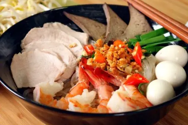 Mì – Hủ Tíu Khô: Bữa Ăn Nhanh Gọn Đầy Đủ Hương Vị