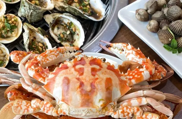 Mang Balo Nhét 10kg Hải Sản Mang Về Sau Khi Ăn Buffet Tại Hà Nội ...