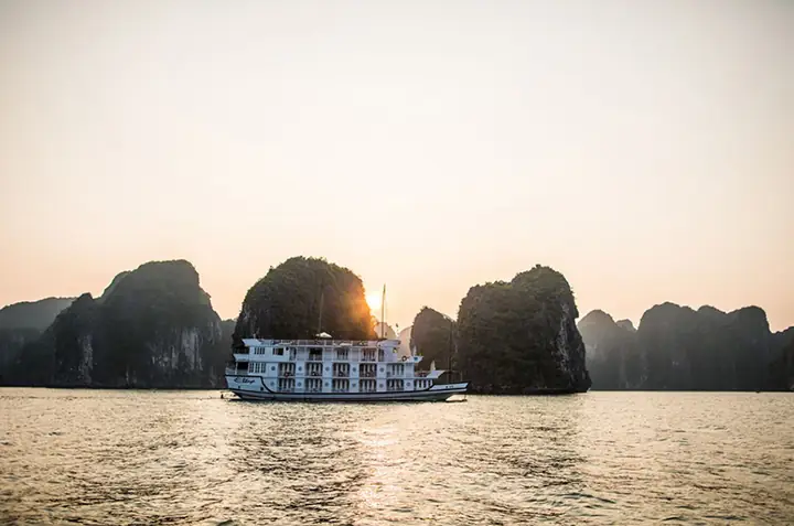 Vịnh Hạ Long Là Điểm Đến Ngắm Bình Minh Và Hoàng Hôn Ngoạn Mục Nhất Vịnh Hạ Long Là Điểm Đến Ngắm Bình Minh Và Hoàng Hôn Ngoạn Mục Nhất