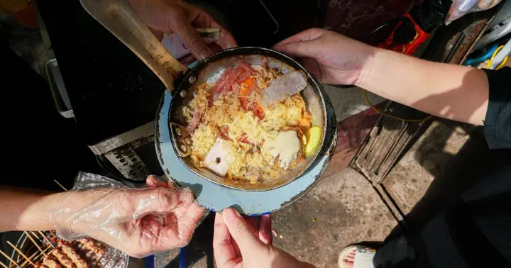 Bà Chủ Hà Nội Bán Bánh Mì Bằng Chảo Liên Xô Thời Bao Cấp, Hơn ...