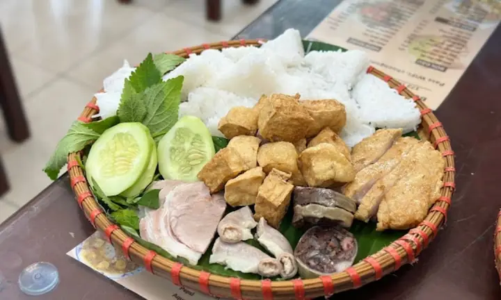 Bún Đậu Kẻ Mơ Trung Kính: Hương Vị Xưa Cũ Giữa Lòng Phố Hiện Đại Bún Đậu Kẻ Mơ Trung Kính: Hương Vị Xưa Cũ Giữa Lòng Phố Hiện Đại