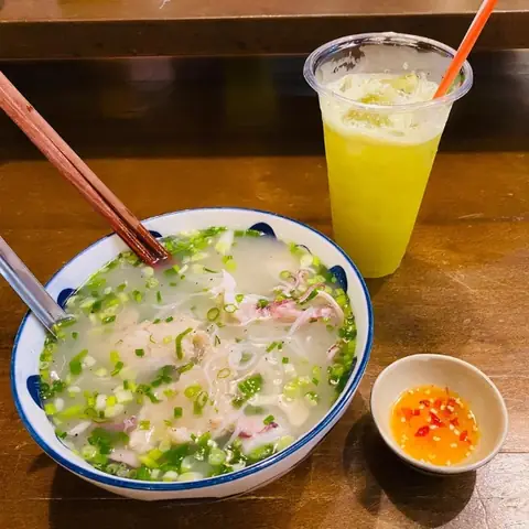 Trải Nghiệm Ẩm Thực Tại Bún Quậy Kiến Xây