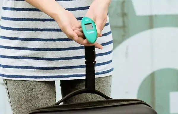 Cách Cân Hành Lý Bằng Loại Cân Hành Lý Cầm Tay Cách Cân Hành Lý Bằng Loại Cân Hành Lý Cầm Tay