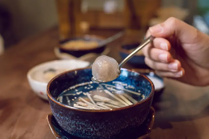Hẻm Gems: Chè Bột Lọc Heo Quay Ở Sài Gòn Liệu Có Ngon Như Ở Huế?