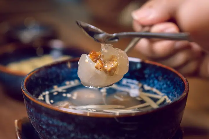 Hẻm Gems: Chè Bột Lọc Heo Quay Ở Sài Gòn Liệu Có Ngon Như Ở Huế?
