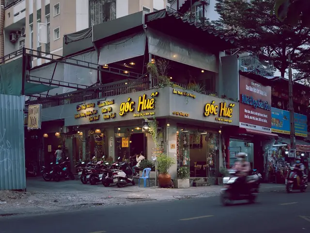 Hẻm Gems: Chè Bột Lọc Heo Quay Ở Sài Gòn Liệu Có Ngon Như Ở Huế?