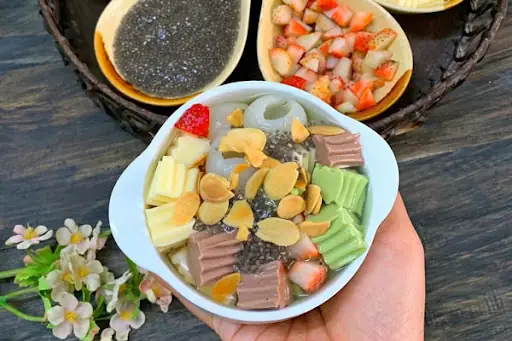 Chè Khúc Bạch (almond Panna Cotta With Lychee Sweet Soup)