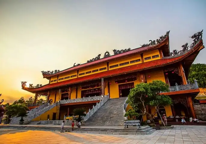 Giới Thiệu Về Chùa Ba Vàng