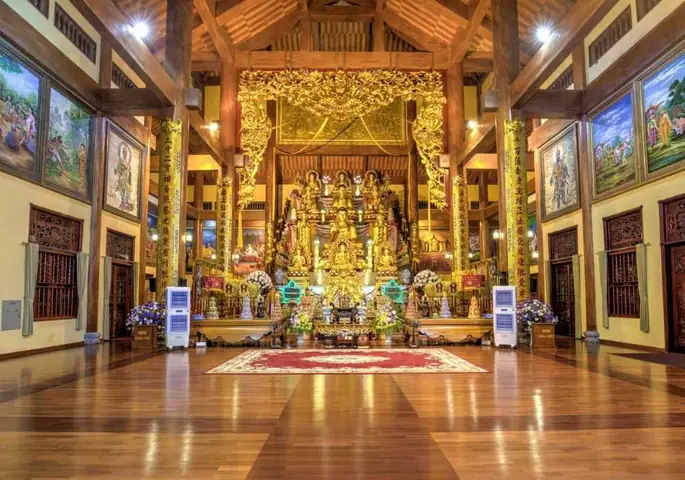 Tham Quan Bên Trong Chùa Ba Vàng Có Gì?