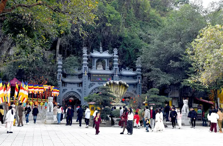 Hàng Vạn Du Khách Xông Đất Tuyên Quang Đầu Năm Ất Tỵ 2025 ...