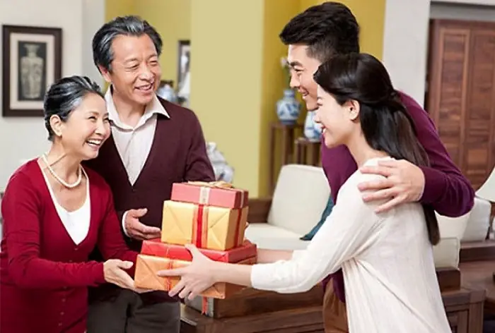 Ý Nghĩa Nhân Văn Của Việc Tặng Quà Cho Người Già Vào Dịp Sinh Nhật