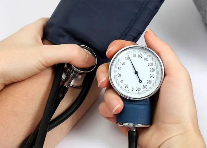 Các Loại Dụng Cụ Theo Dõi Và Chăm Sóc Sức Khỏe Tại Nhà