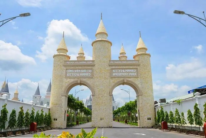 Công Viên Kittyd & Minnied - Khám Phá Đại Học Võ Trường Toản