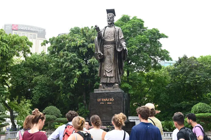 10. Tượng Đài Lý Thái Tổ – Chiêm Ngưỡng Vẻ Đẹp Của Tượng Đài Và Tìm Hiểu Về Lịch Sử Của Thủ Đô